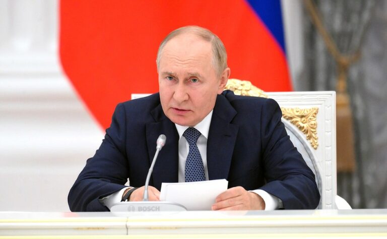 Путин поручил разработать способы поддержки семей с детьми в сфере недвижимости